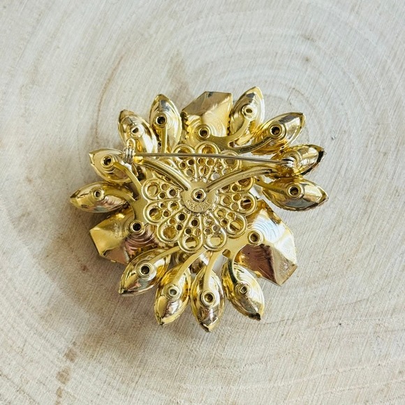 Elegant Pearl and Crystal Brooch - Picture 5 of 6